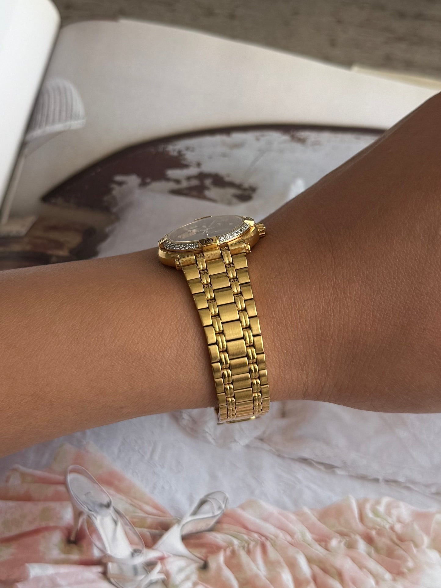 Authentic RARE Gucci 9200 18k Gold Plated & Diamond Bezel Watch