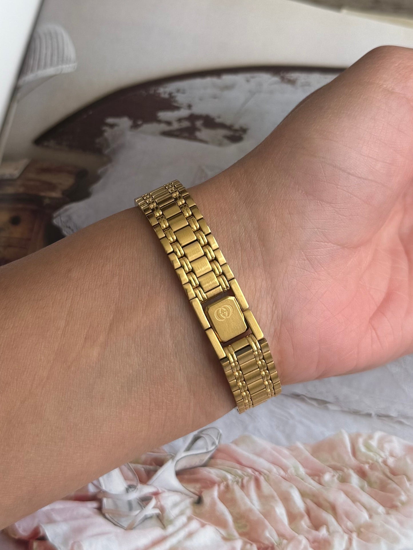 Authentic RARE Gucci 9200 18k Gold Plated & Diamond Bezel Watch